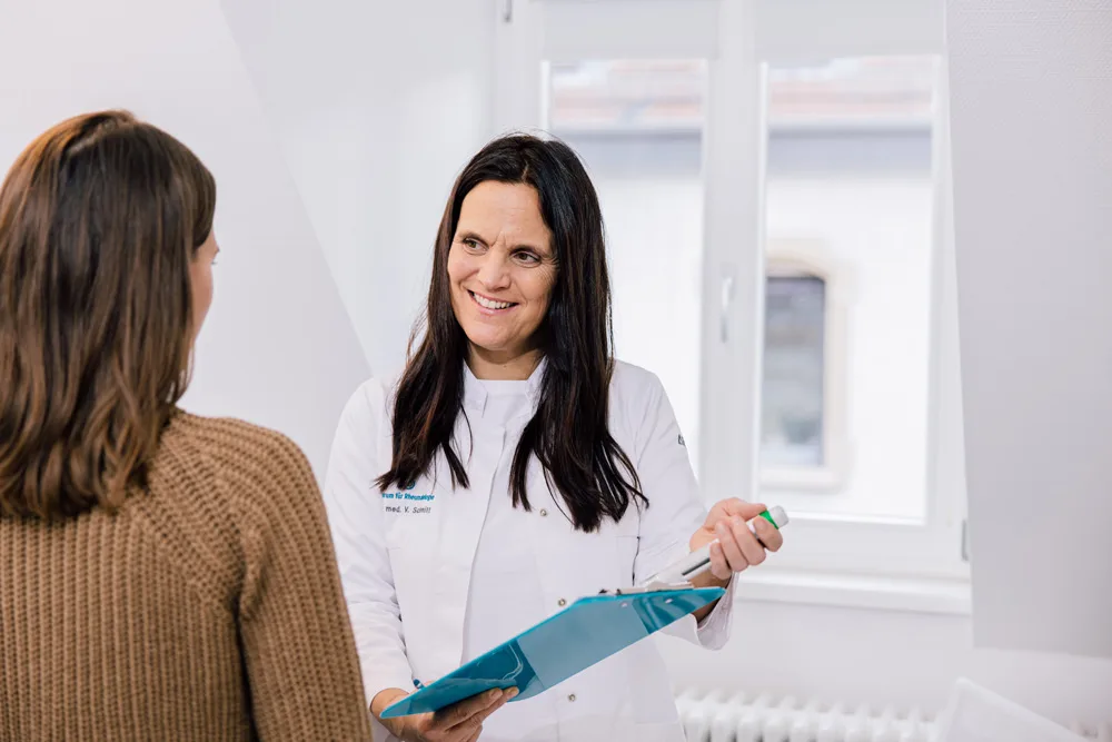 Ärztin im Gespräch mit einer Patientin