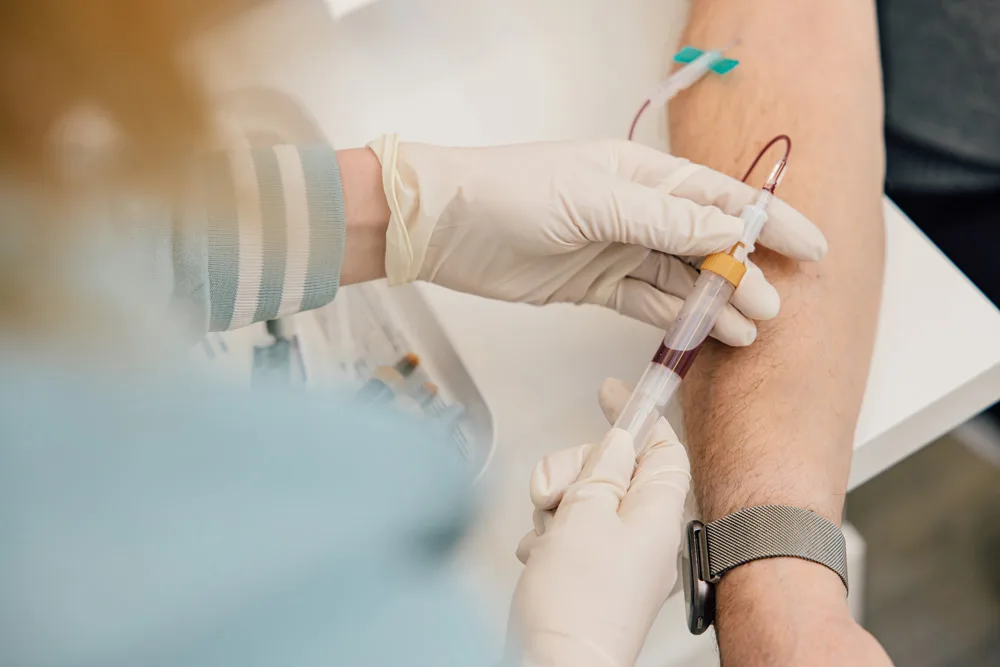 Blutabnahme am Arm eines Patienten